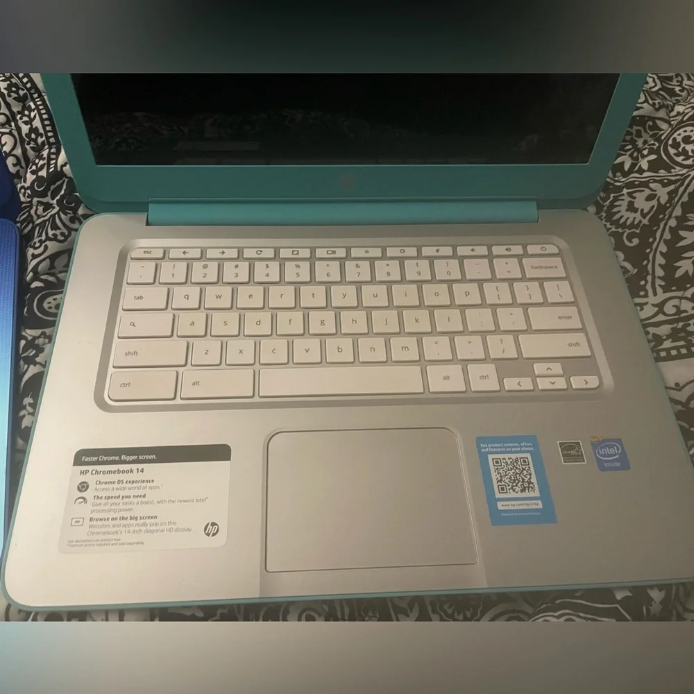 2 HP LAPTOPS - parts only both turn on and in great condition